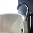 Materiale și finisaje pentru baterii de baie, ce alegi: inox, alamă sau negru mat?