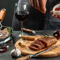 Cum să asociezi vinul roșu cu diferite tipuri de carne: 5 recomandări