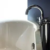 Materiale și finisaje pentru baterii de baie, ce alegi: inox, alamă sau negru mat?