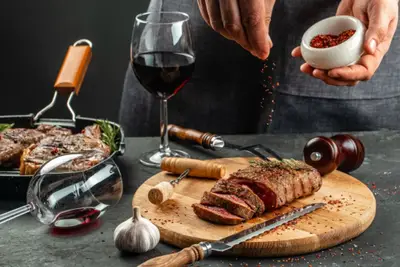 Cum să asociezi vinul roșu cu diferite tipuri de carne: 5 recomandări