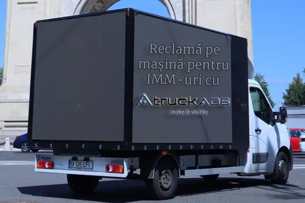 Reclamă pe mașină pentru IMM-ur, cum să fii vizibil când nu ai buget de multinațională